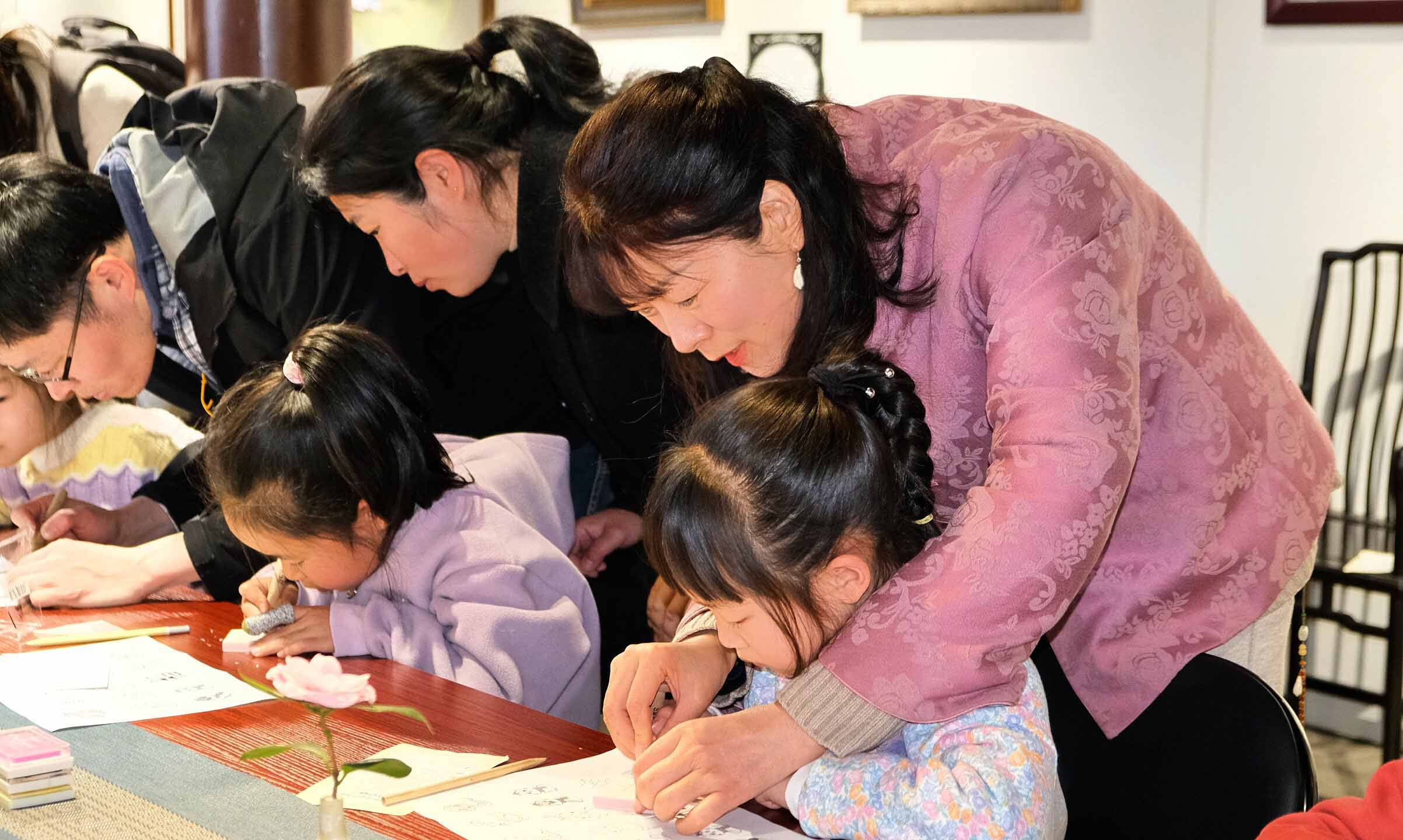 苏州市实验小学附属幼儿园孩子走进祥韵牙雕艺术馆，亲子共赴非遗文化之旅