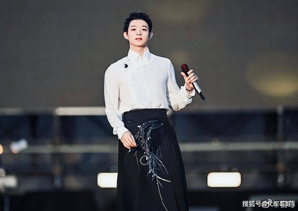 35岁霍尊高调复出！音乐节连唱9首燃炸全场，前女友陈露入狱近4年