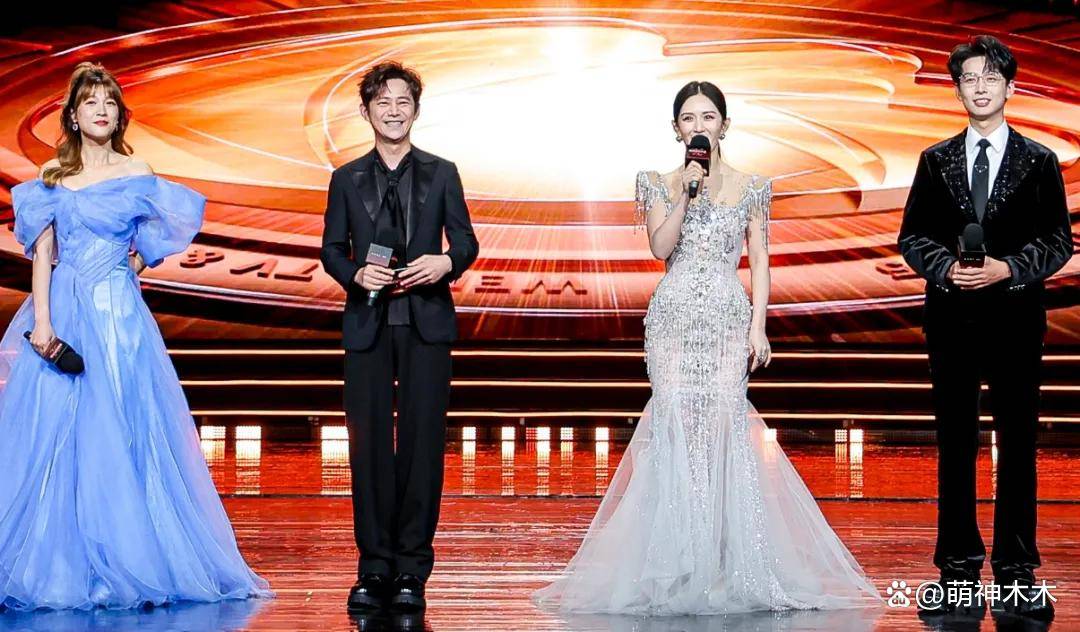 原创            谢娜主持晚会还是差一口气！直播接不上话，看热闹忘记控场一直笑