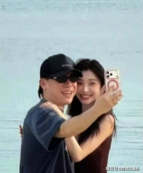 胡彦斌牵手易梦玲，大方现身机场，不怕被拍证实了两人的恋情