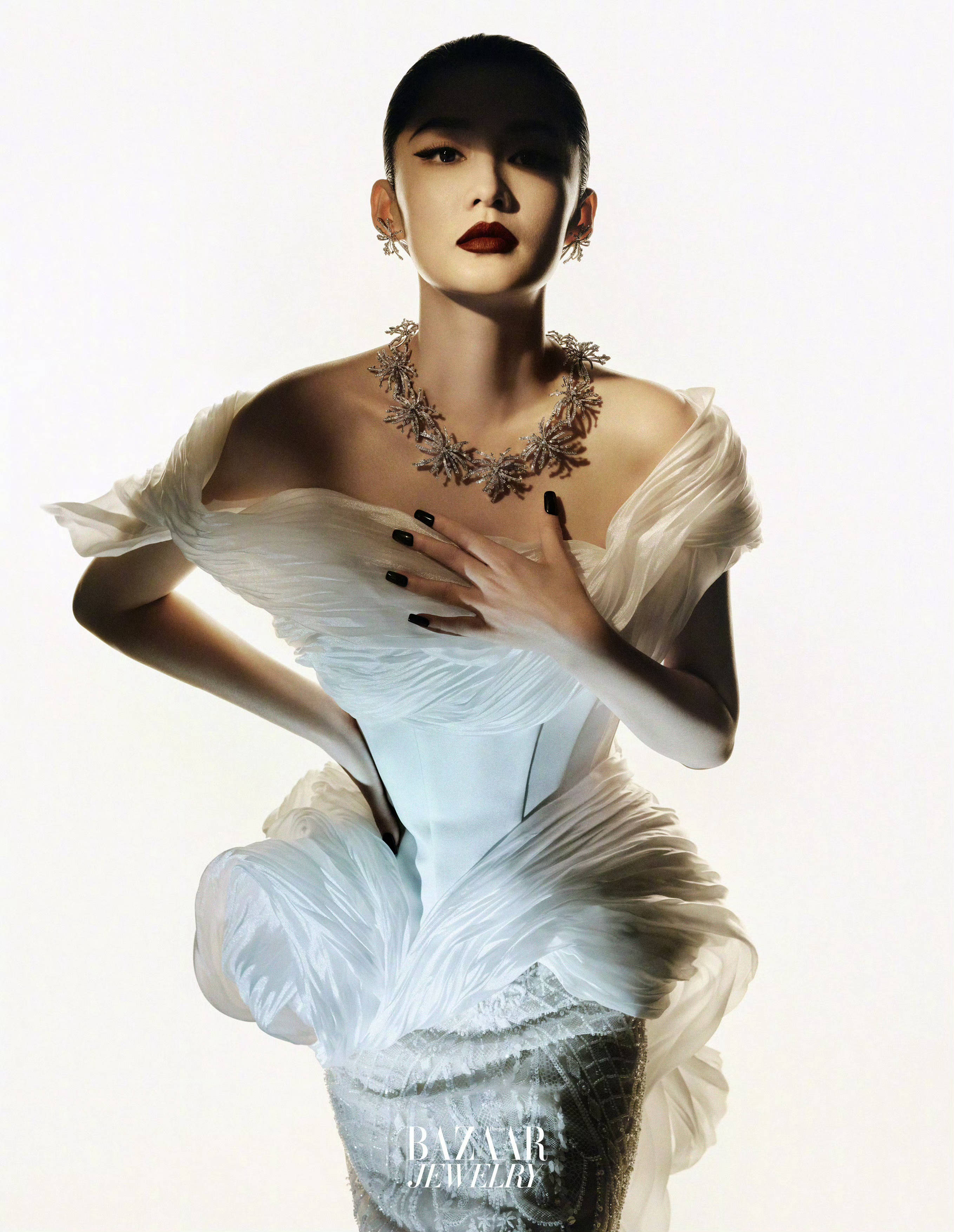 李沁穿黑色露背装神秘魅惑 戴华丽珠宝项链冷艳高贵