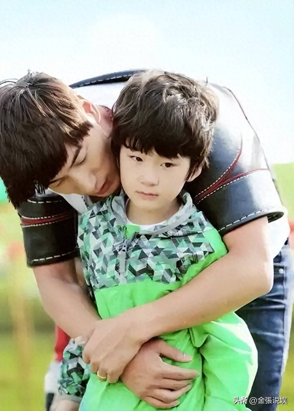 原创            张亮儿子国外庆生，租的房子不大，衣服堆沙发上，一个人显冷清