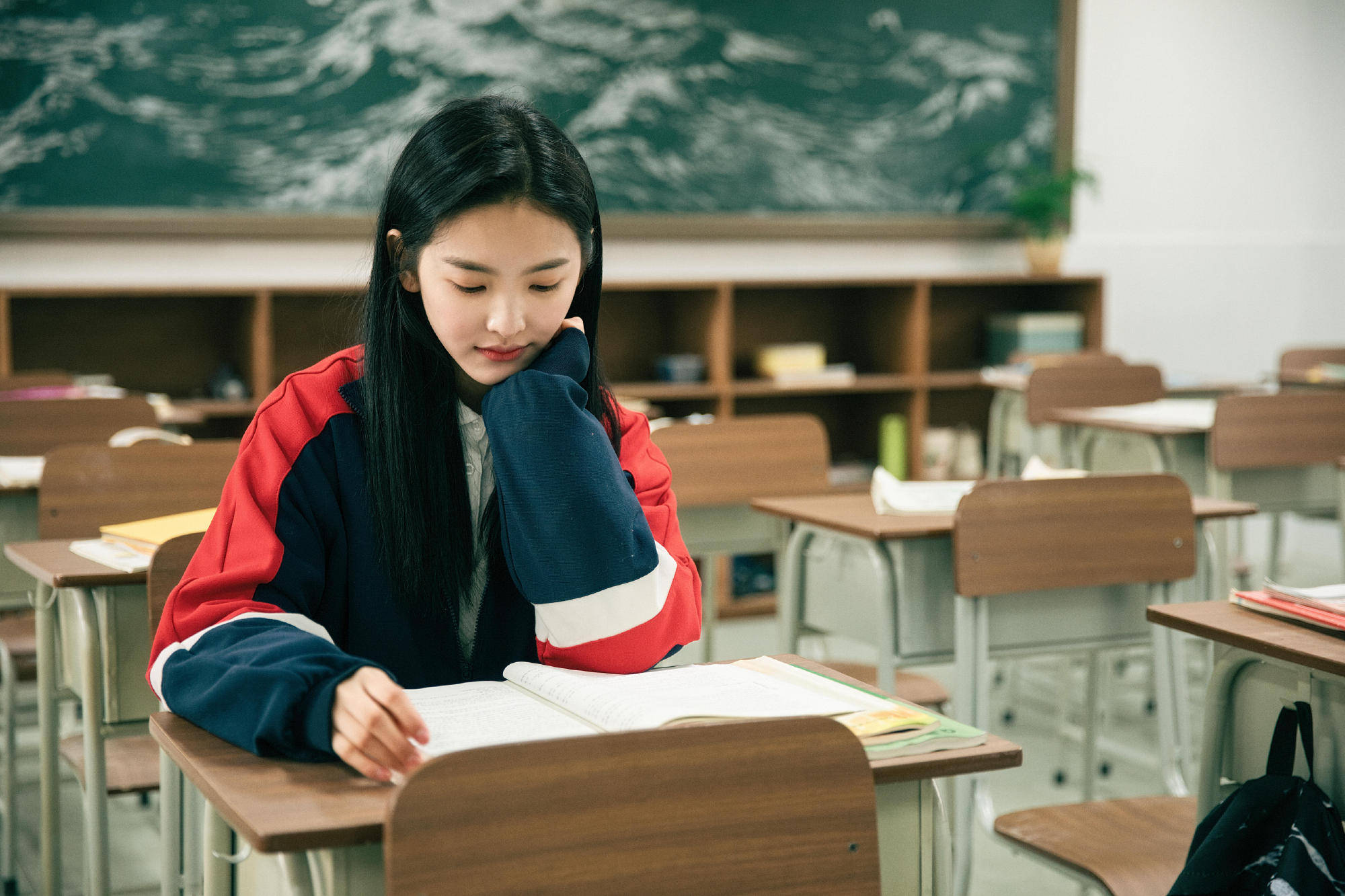 章若楠穿黑红相间校服 明媚灿笑初恋感拉满