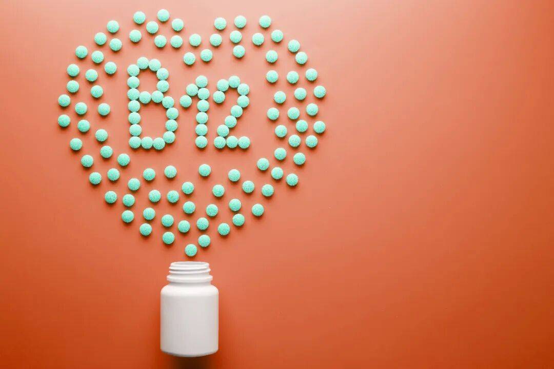 睡不够、手脚麻、爱生气？可能是缺乏维生素B₁₂