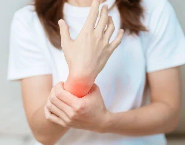 生娃后手腕疼不是「月子病」，4 个小动作有效缓解