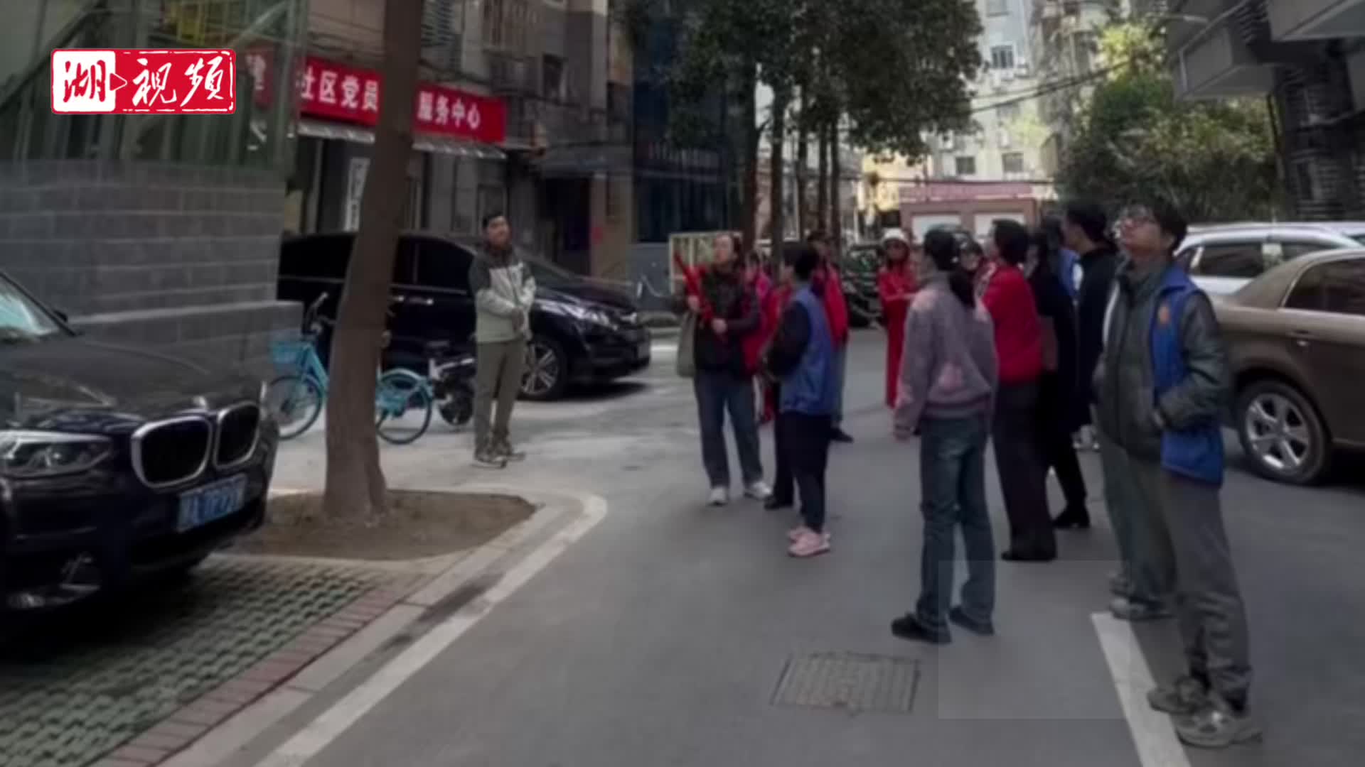 “心里的石头落了地！”汉阳一社区组织居民零距离体验加装电梯的便捷生活