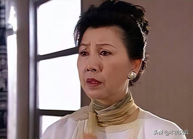 原创            突传死讯！香港知名演员老公在家中离世，坐在轮椅上没了呼吸！