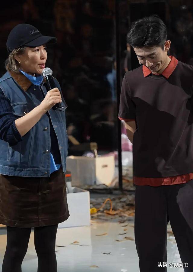 原创            不愧是京圈少爷！张一山首演排面十足，杨紫一家支持，宋丹丹出马