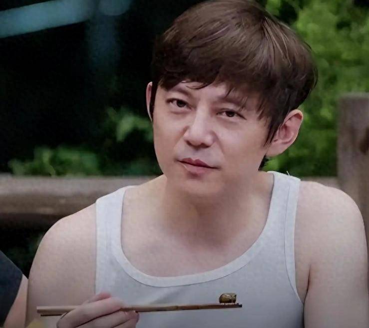 何炅能睿智的把握全局，包括和嘉宾互动都能及时的把握好，很专业