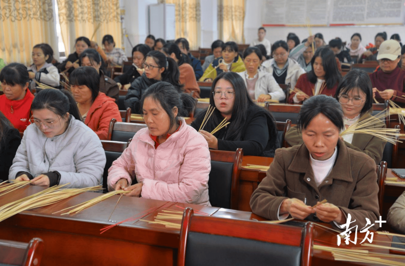 家门口学艺！信宜怀乡为妇女送上“竹编+普法”双礼包