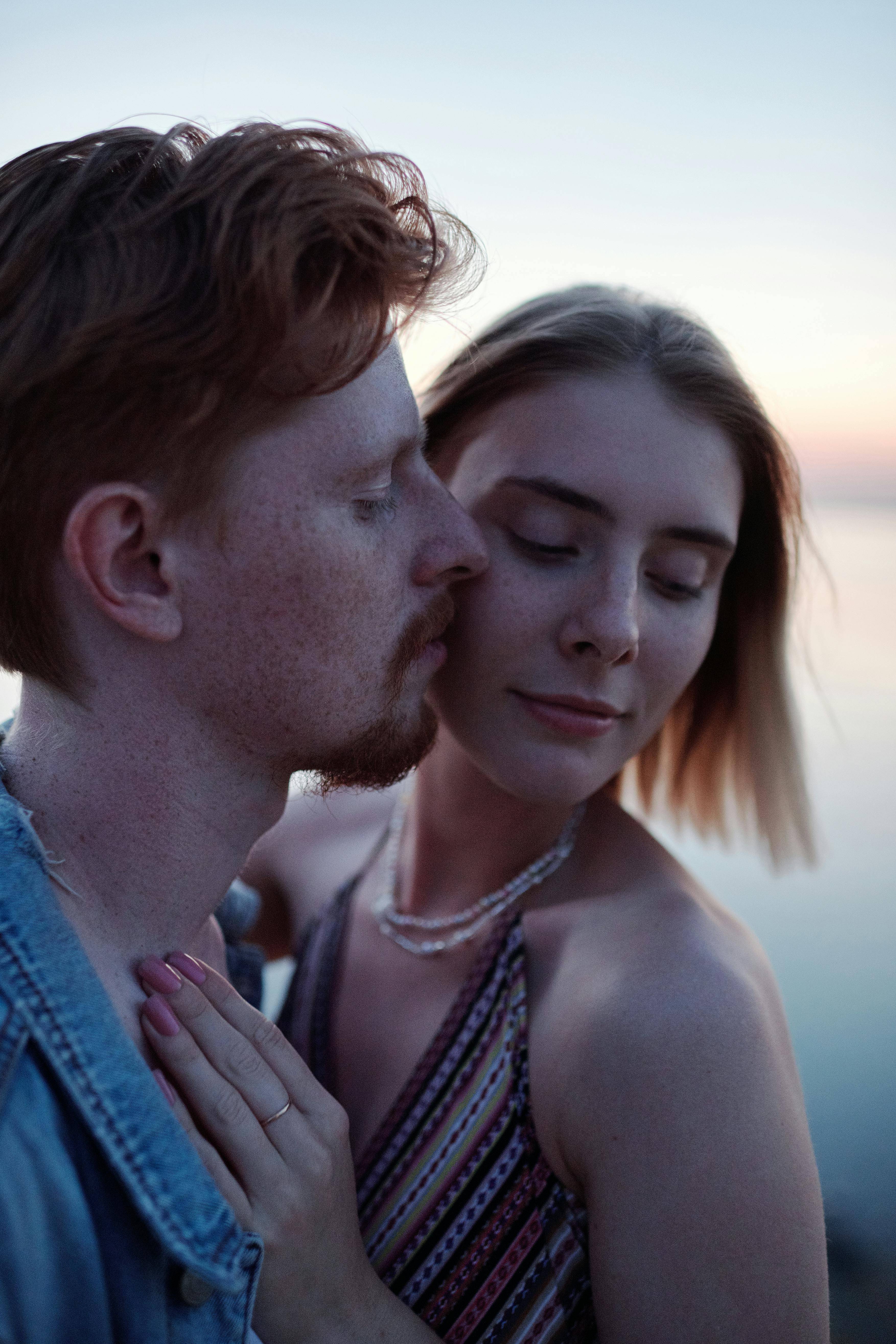 男人越爱你，越会有这4个忍不住的表现，很明显