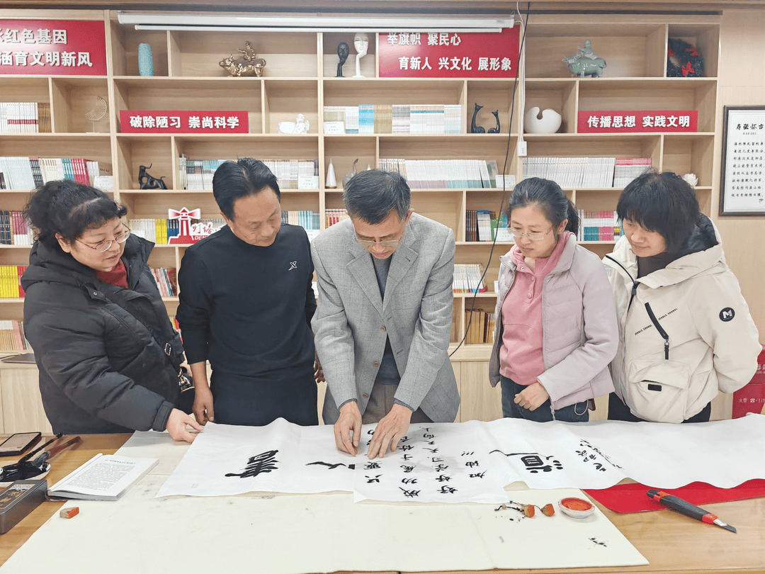 济宁市文艺惠民志愿服务队到梁山寿张集镇开展书法培训活动