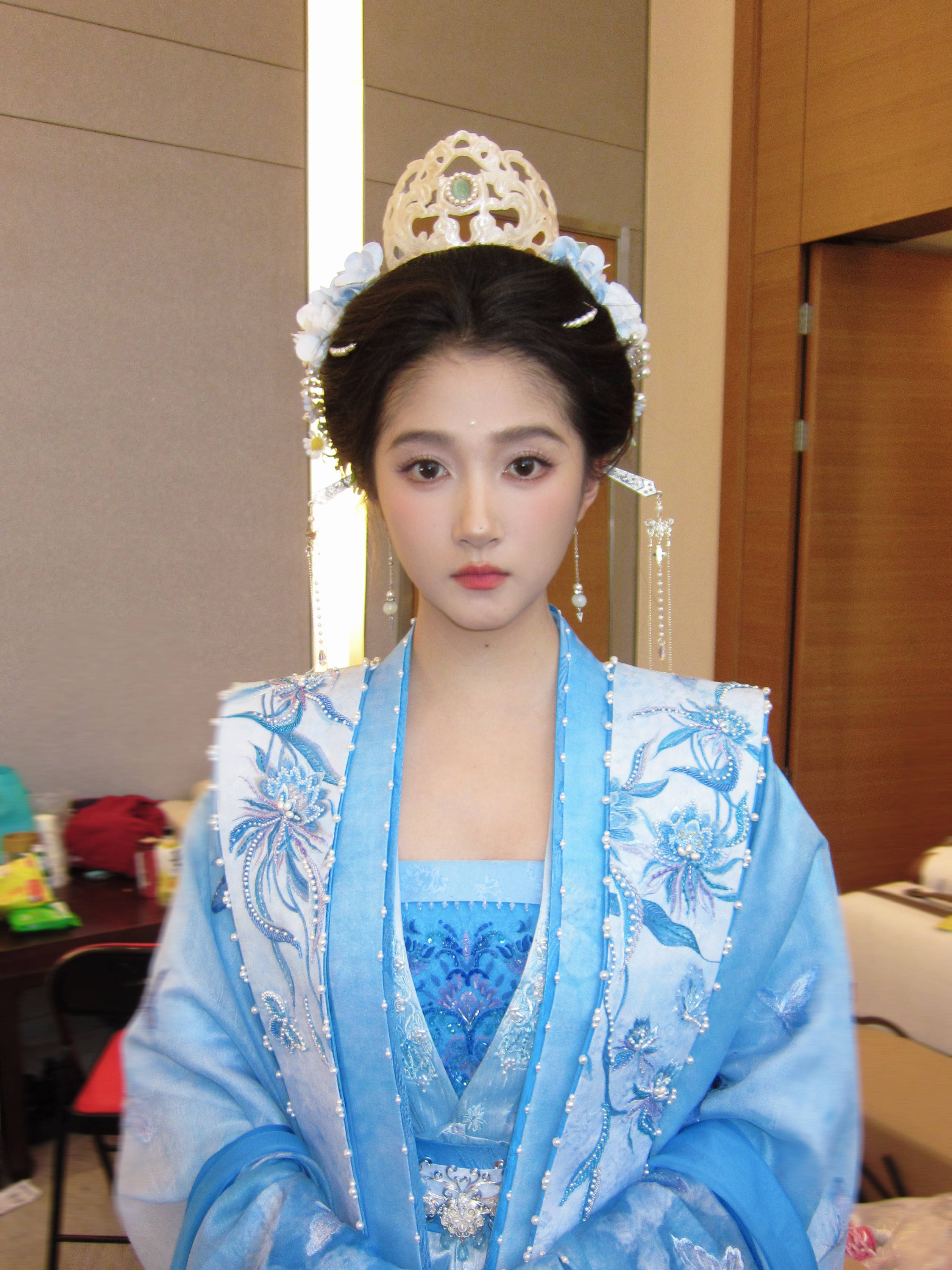 关晓彤穿蓝色古装大气端庄 头戴华丽发冠古韵十足
