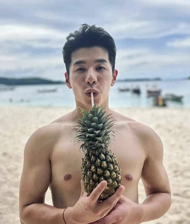 突发！TVB男星自曝离巢发展，被封“变装皇后”，一度改名转运