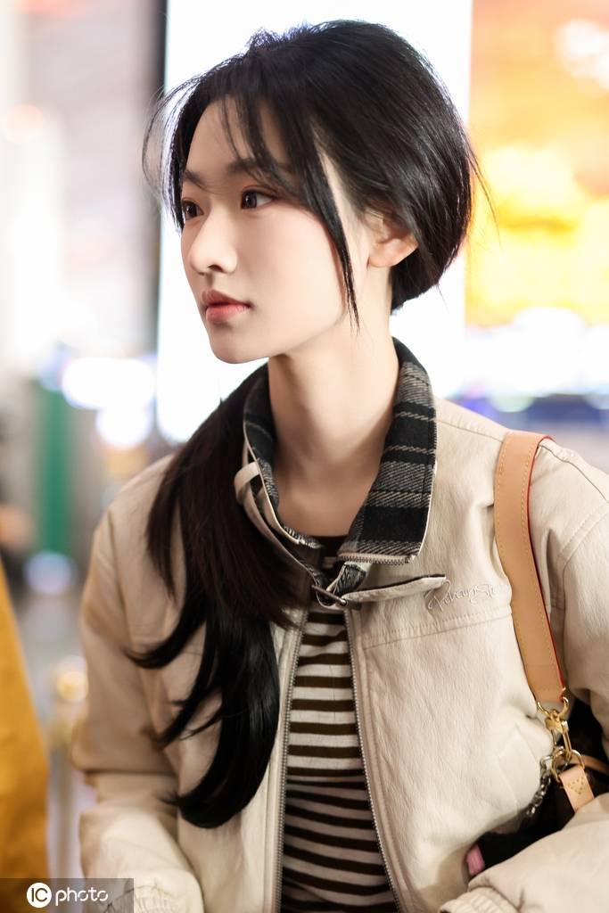 杨雨潼北京机场飞厦门 出席金鸡奖星辰大海活动