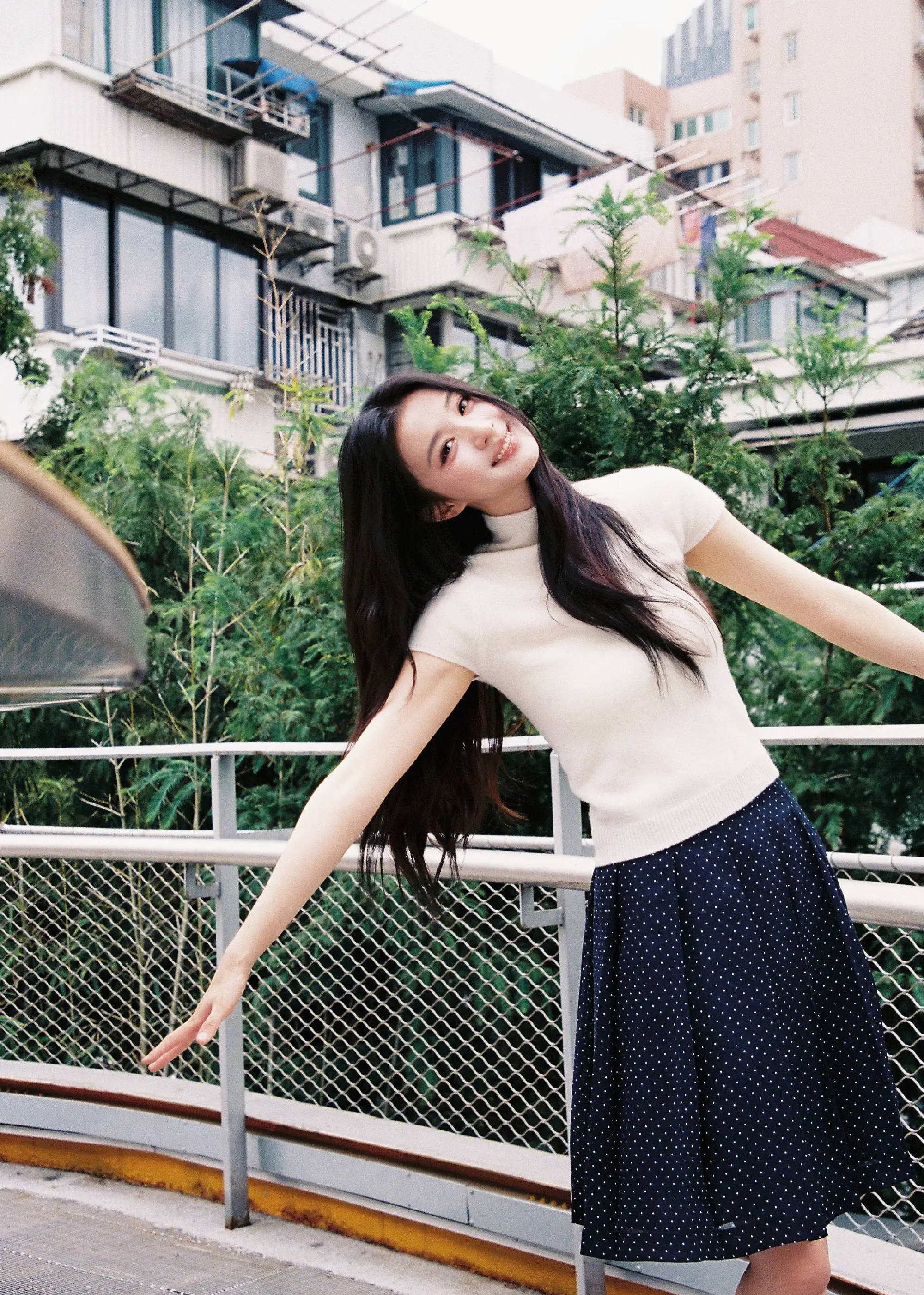 王楚然晒氧气感美女写真照！绽放甜美笑容娇俏靓丽