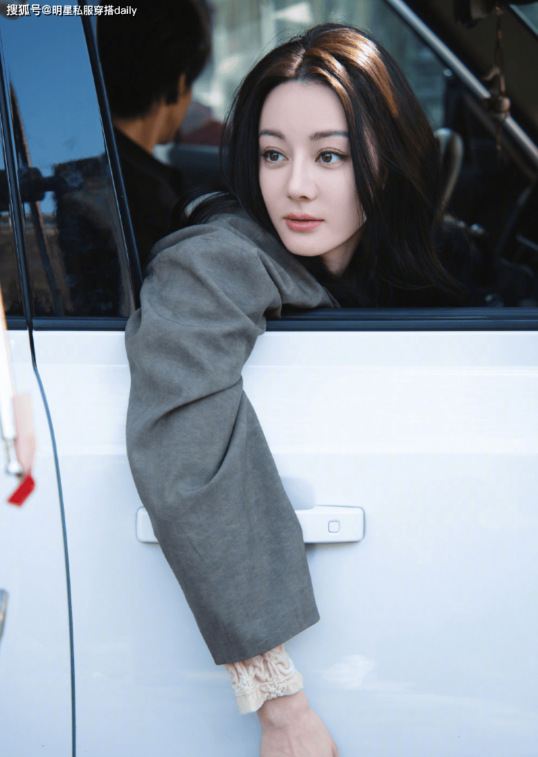 迪丽热巴的美貌还是太突出了！灰色西装搭半身裙，清冷艺术感女神