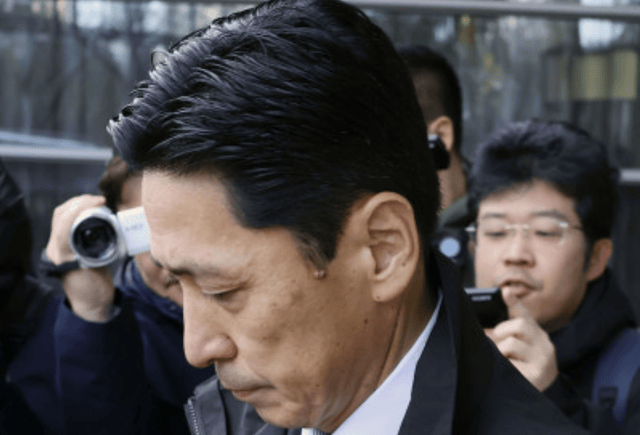 中日磋商不欢而散，而现场流传的一张照片，比磋商结果更戳人眼球