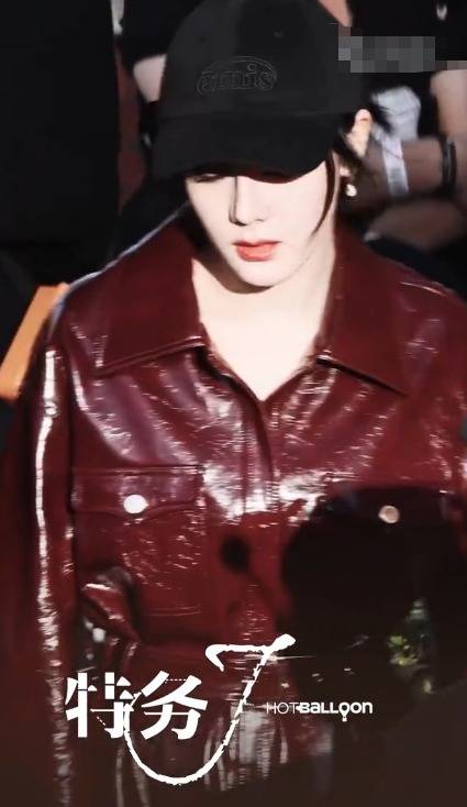 热巴穿红皮衣配黑背包气场强 微微歪头眼神锐利