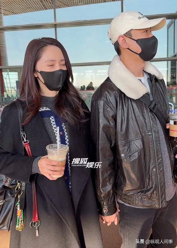 原创            董璇和老公罕同框，脸肿眼角起褶子，一脸娇羞与张维伊十指紧扣