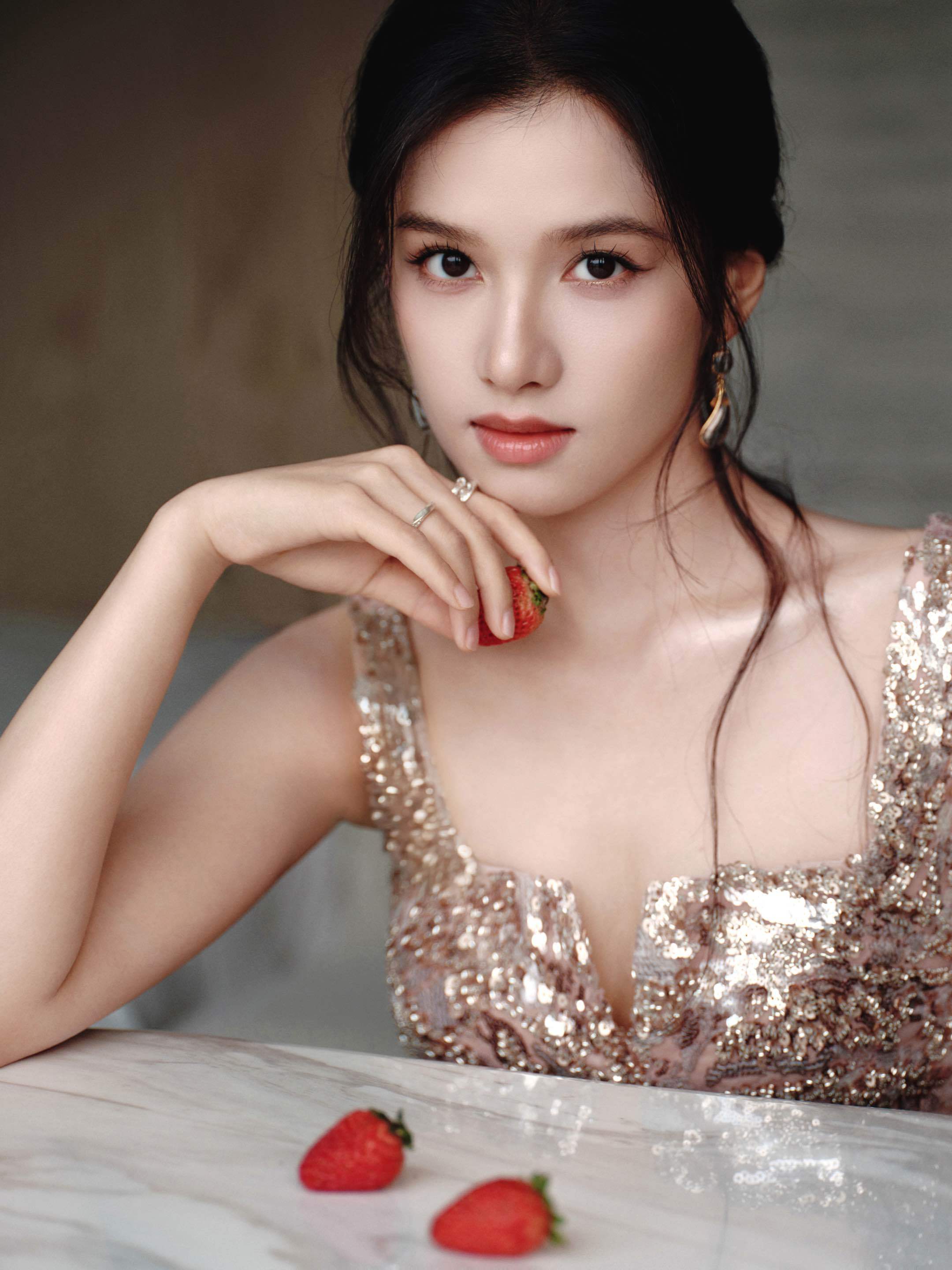 张婧仪穿香槟色吊带裙气质优雅 回眸一笑清纯动人