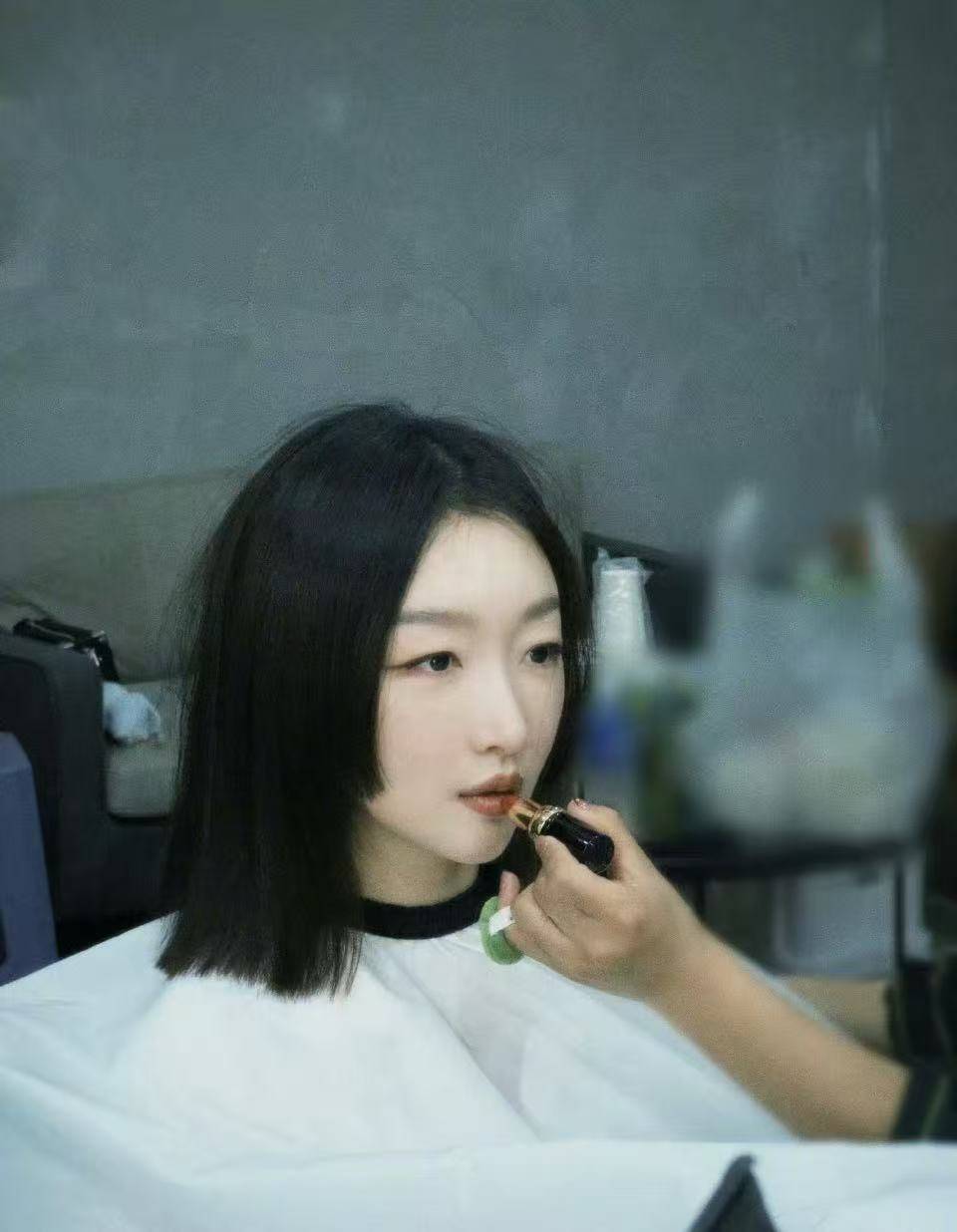 周冬雨晒剪发照 黑短直齐肩发型利落清爽