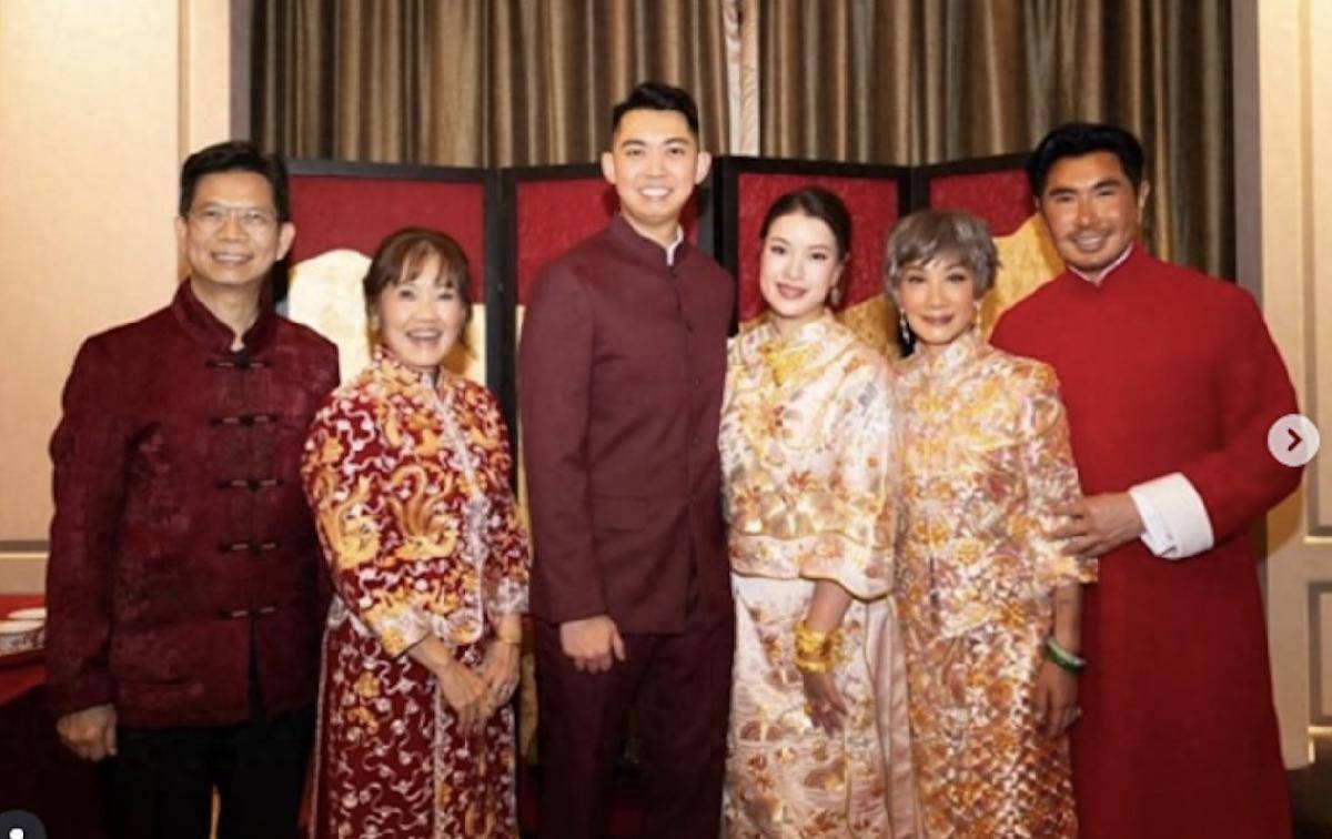 利孝和外孙女闭门婚宴曝光，跪地敬茶获赠珠宝，母女同穿金线裙褂