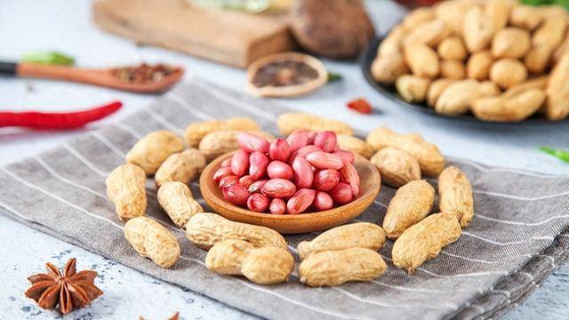 原创            高血压一粒花生都不能吃？医生：不想血压失控，4种食物最好少碰