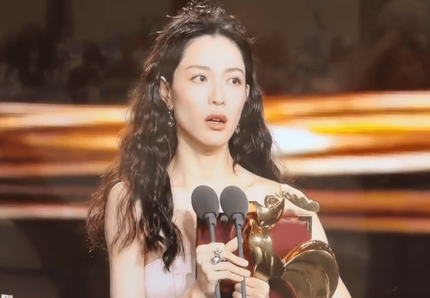 钟楚曦获金鸡奖最佳女配角！发表获奖感言时忍不住落泪了