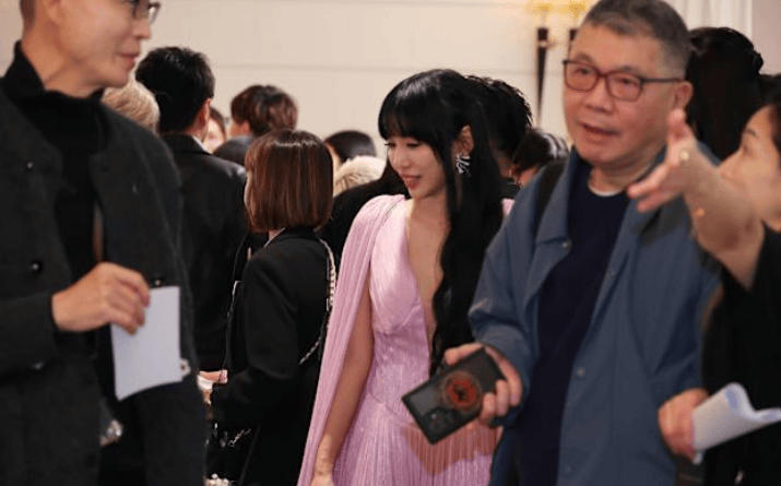 李靓蕾现身邱泽许玮甯婚礼 身穿粉色长裙状态不错