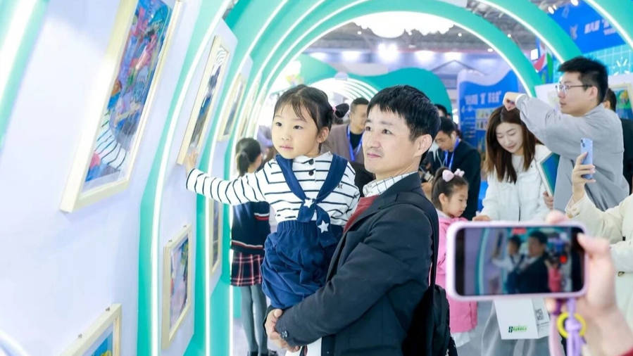 “孩子眼中的未来城市”绘画摄影作品亮相2025上海城博会