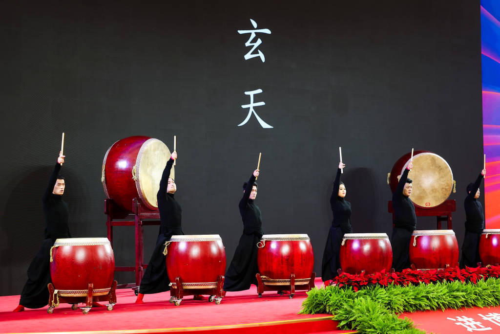 中外艺术家同台献艺，“进博之夜”唱响文明互鉴主旋律