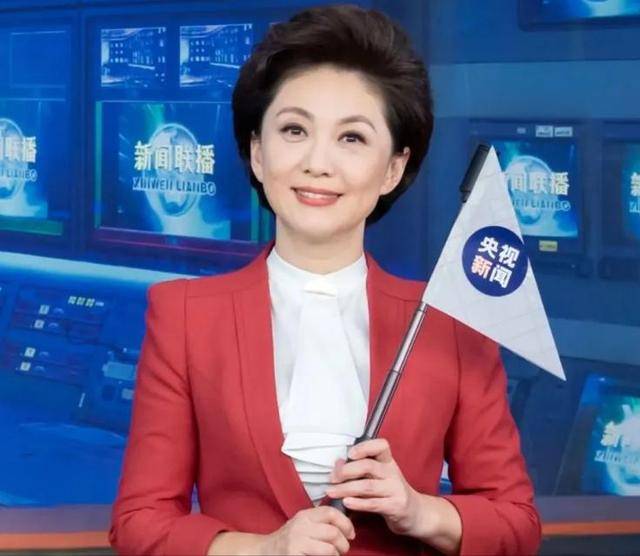 被央视“除名”后，51岁的海霞亮明新身份，老公是大名鼎鼎的他