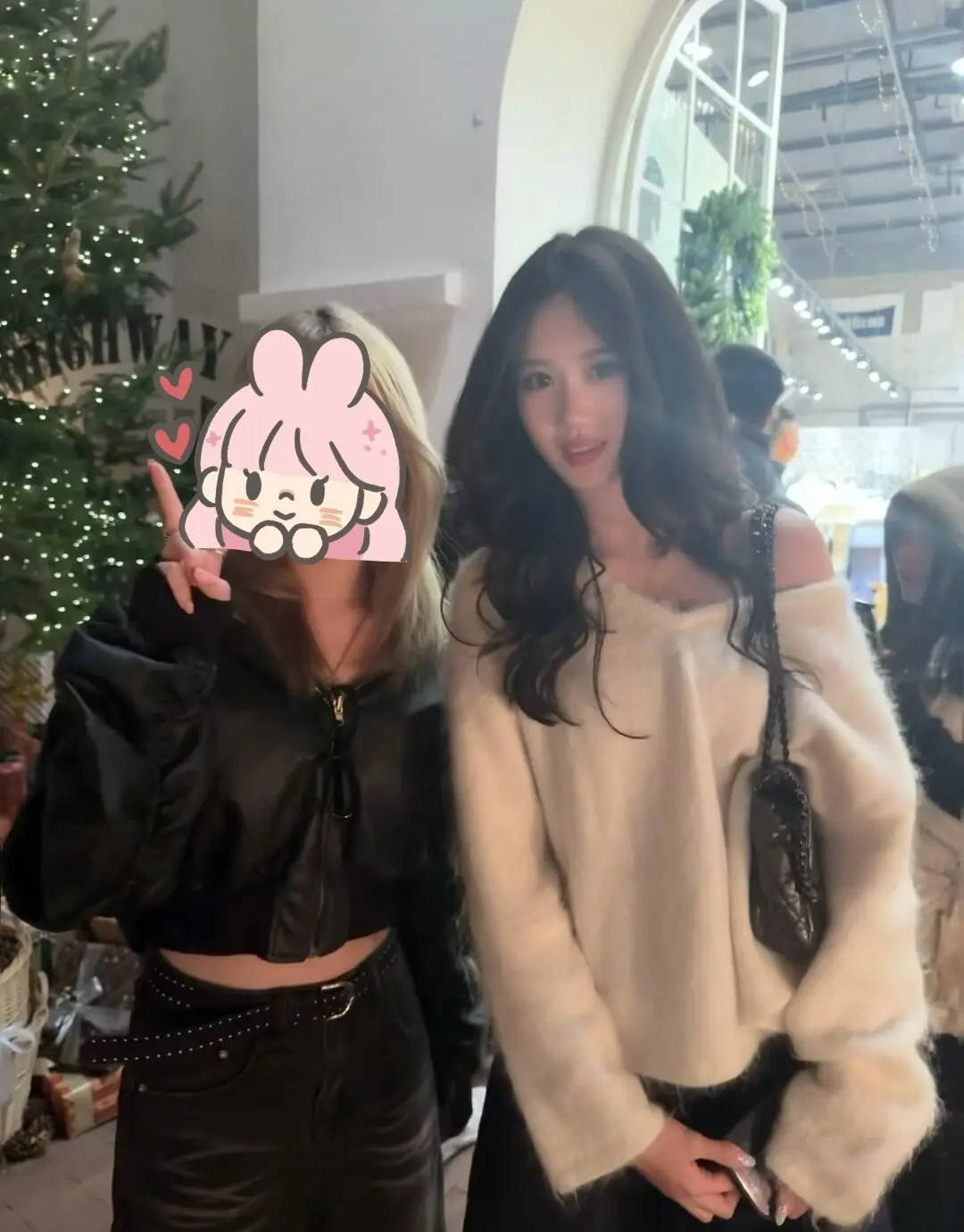 钟丽缇女儿考拉被网友偶遇 穿露肩毛衣气质慵懒温柔