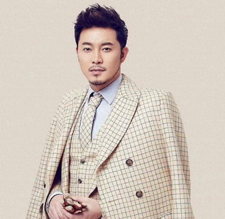 不装了，“逼婚”胡可、争议不断的沙溢，如今终于遭到“反噬”