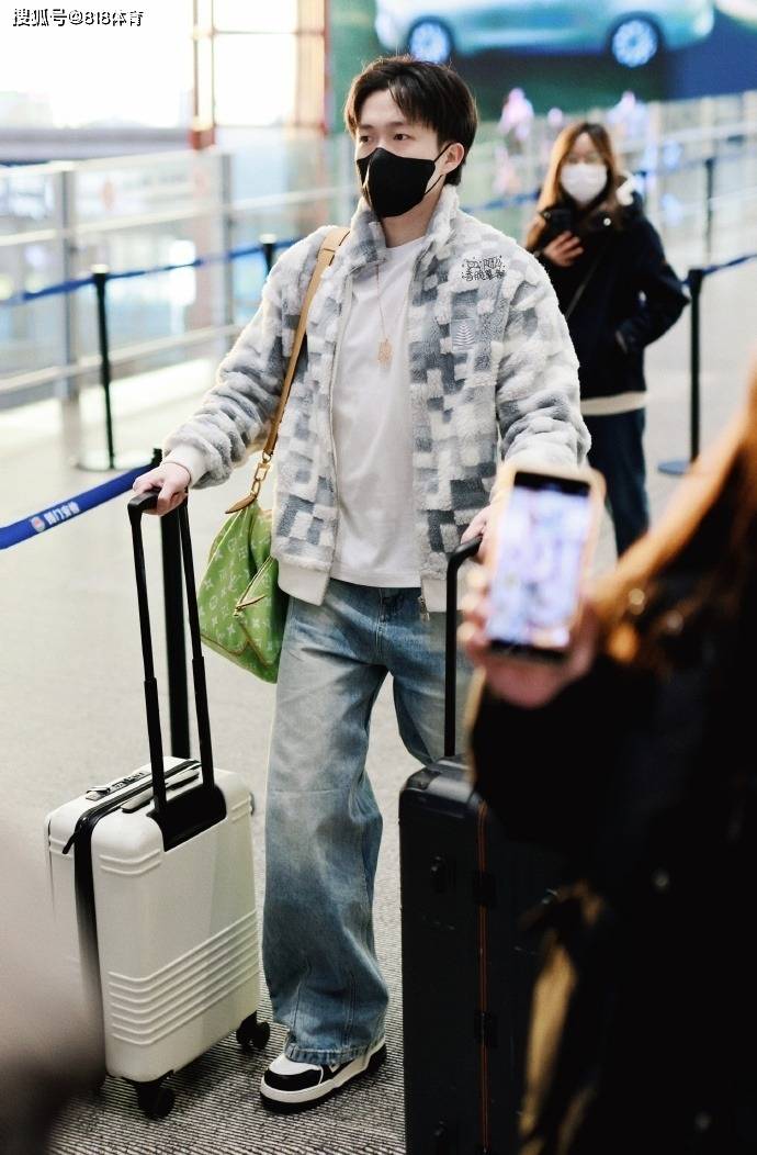 有钱!王楚钦出发成都世界杯一身行头28万,价值15万钻石吊坠闪瞎