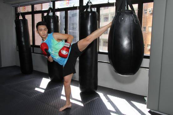 恭喜！TVB知名男星即将与珠宝千金大婚，曾被前女友母亲嫌弃穷