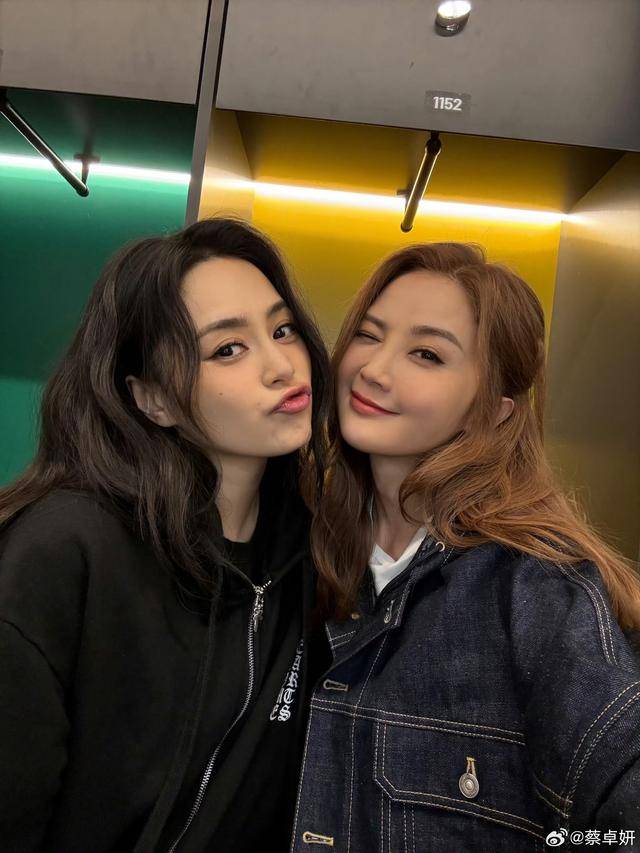 恭喜！香港知名女星被曝恋上小近10岁鲜肉，二人或已同居试婚