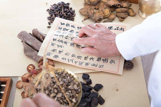 男性精力差、易疲劳？中医：根源在命门火衰，7味药+3个方法