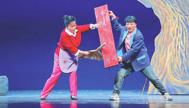 晋剧也时髦！《村长上树》火爆出圈，看郭梅芸如何用现代戏让传统艺术“上树”又“上网”