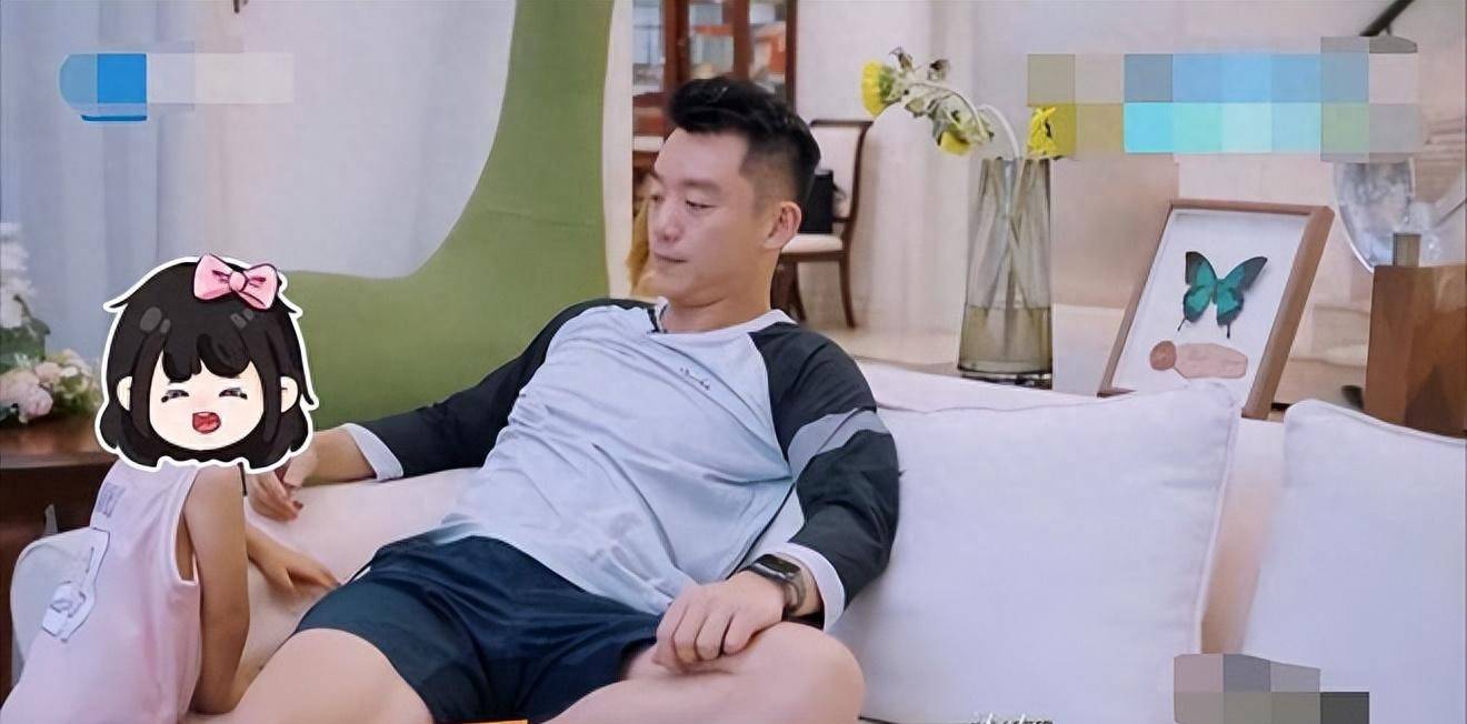 原创            郑恺2岁女儿综艺首曝光！上海豪宅内堆满玩具，日常互动萌翻全场
