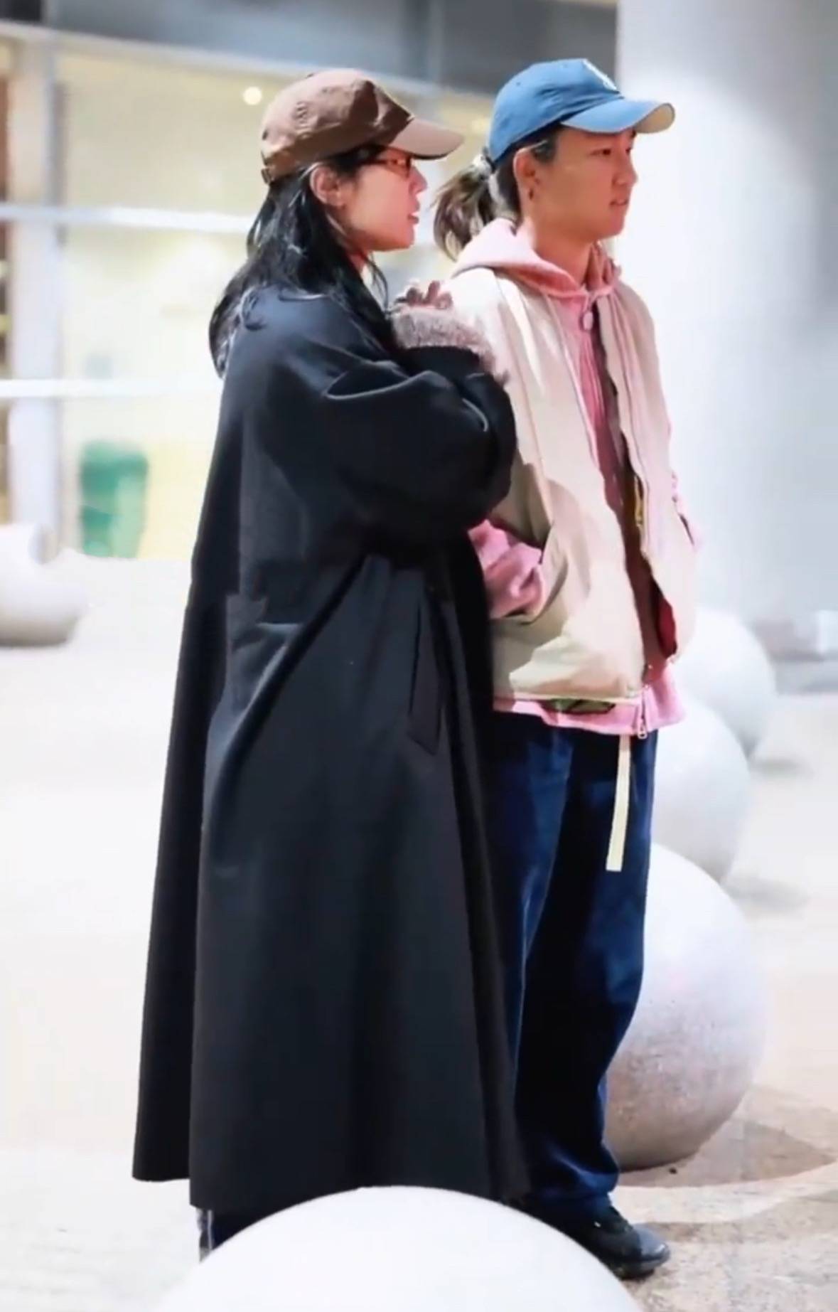 白百何带两个儿子回国 双手搭在大儿子肩上超有爱