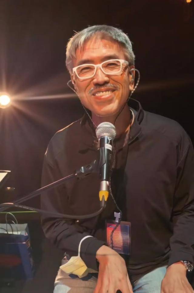 原创            屠颖骨灰已到台北，现场画面曝光，亲属哭成泪人，供台摆放太简约