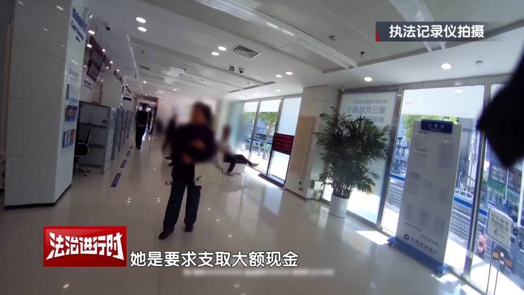 大妈对北京警察说：枪毙我都不怕！北京警察：我们是来救你的！