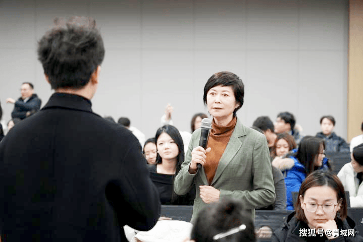 中央电视台著名主持人敬一丹走进河北美术学院举办图书分享会暨新书签售活动