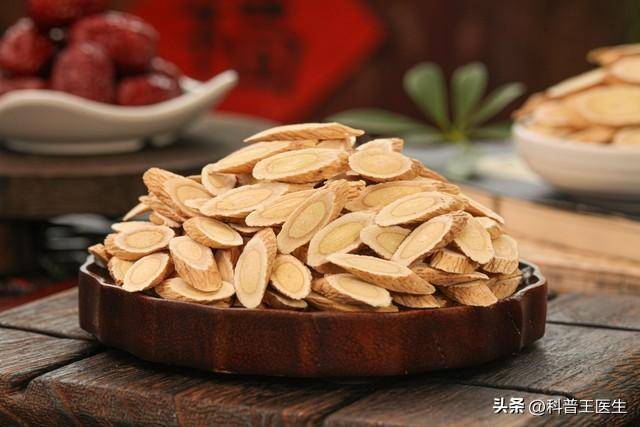 枸杞黄芪泡水能养生？中医营养师：不同体质的搭配法，过量有风险