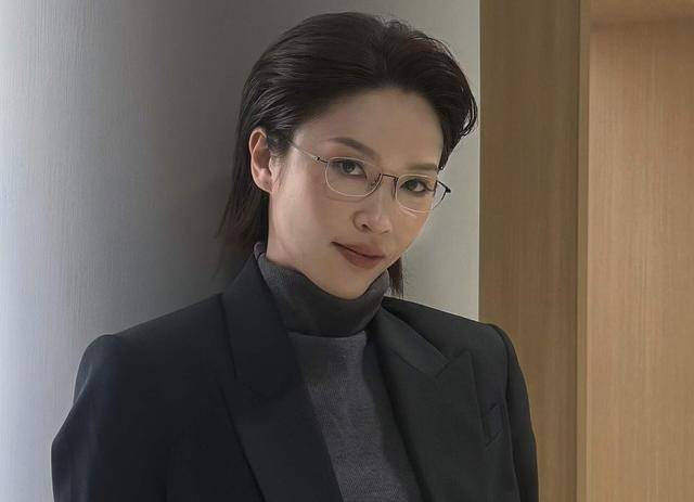 TVB知名女星帅到出圈大火，和女主接吻照流出，网友用Ai以假乱真