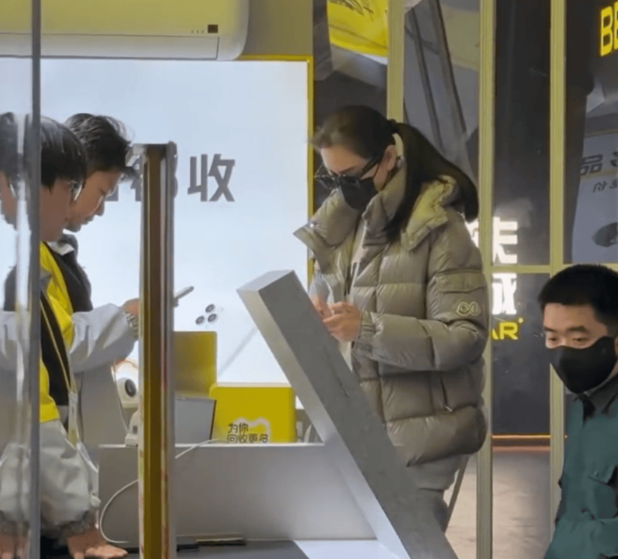百亿身价富豪李想夫妇逛二手手机回收店，太会过日子了！
