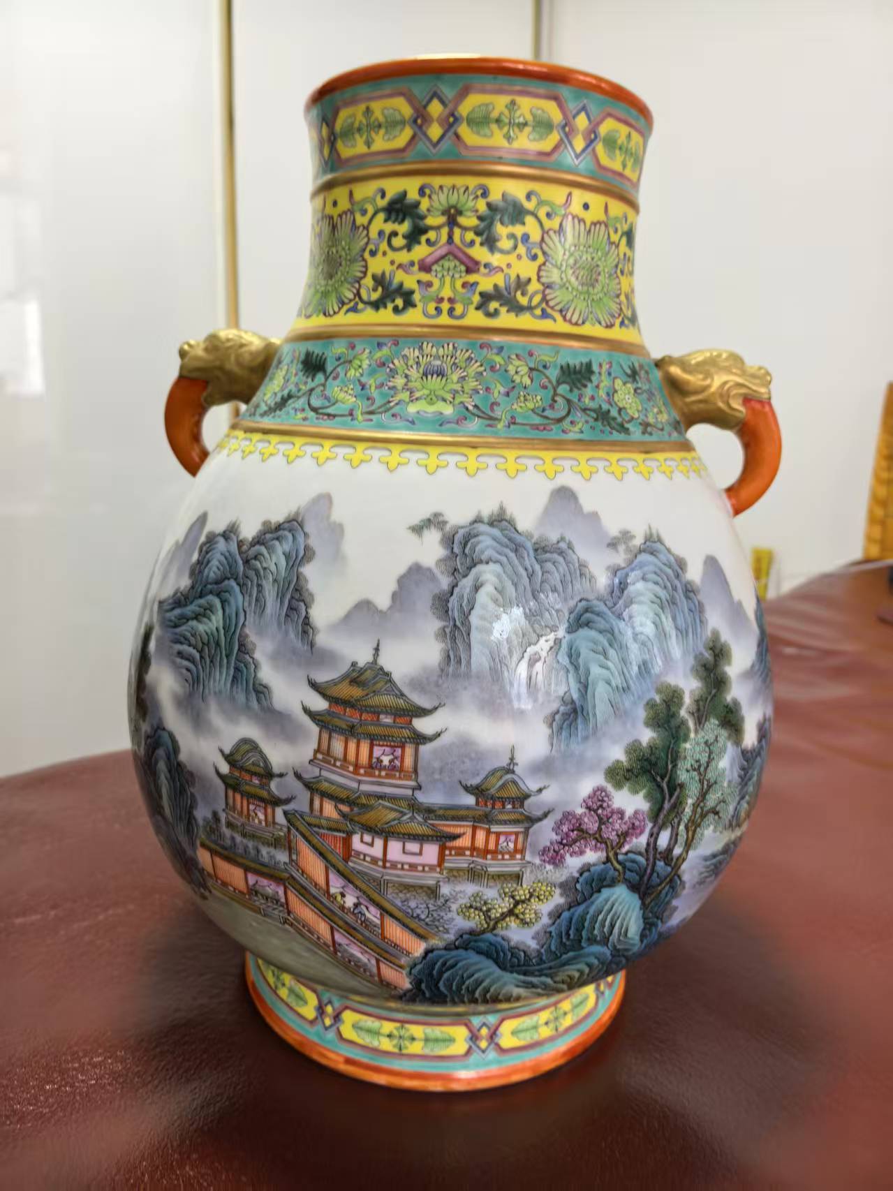 盛世华章：大清乾隆年制粉彩千里江山图象耳尊鉴赏