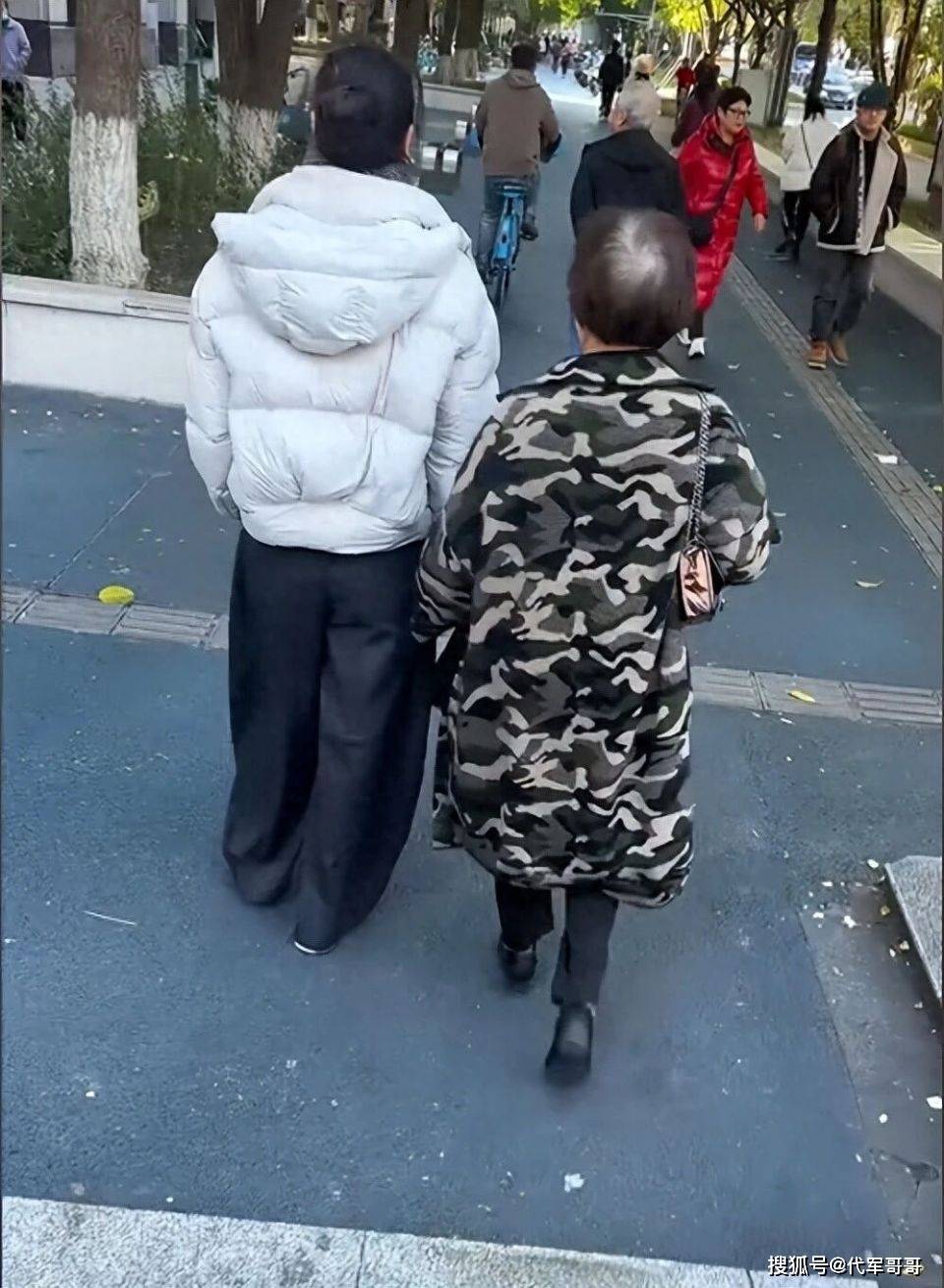 原创            上海主持人海燕近况曝光！50岁陪母逛街状态显年轻，带货风生水起